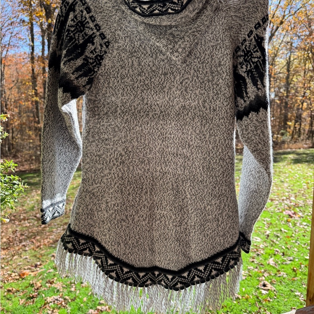 Elegant Black White and Gray Women's Sweater - Picture 7 of 8